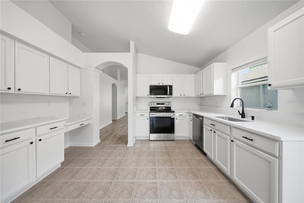 Activo con contrato: $399,999 (4 camas, 2 baños, 1956 Pies cuadrados)