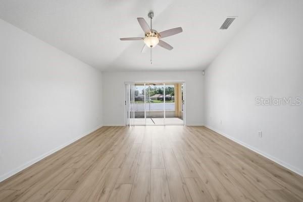 Activo con contrato: $399,999 (4 camas, 2 baños, 1956 Pies cuadrados)