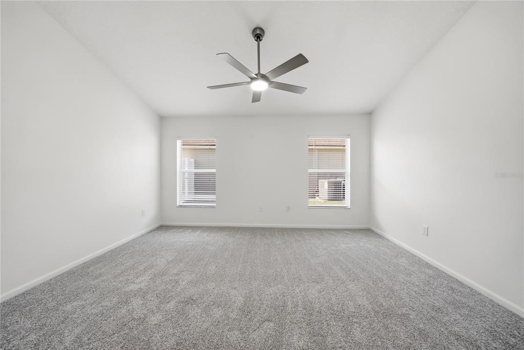 Activo con contrato: $399,999 (4 camas, 2 baños, 1956 Pies cuadrados)