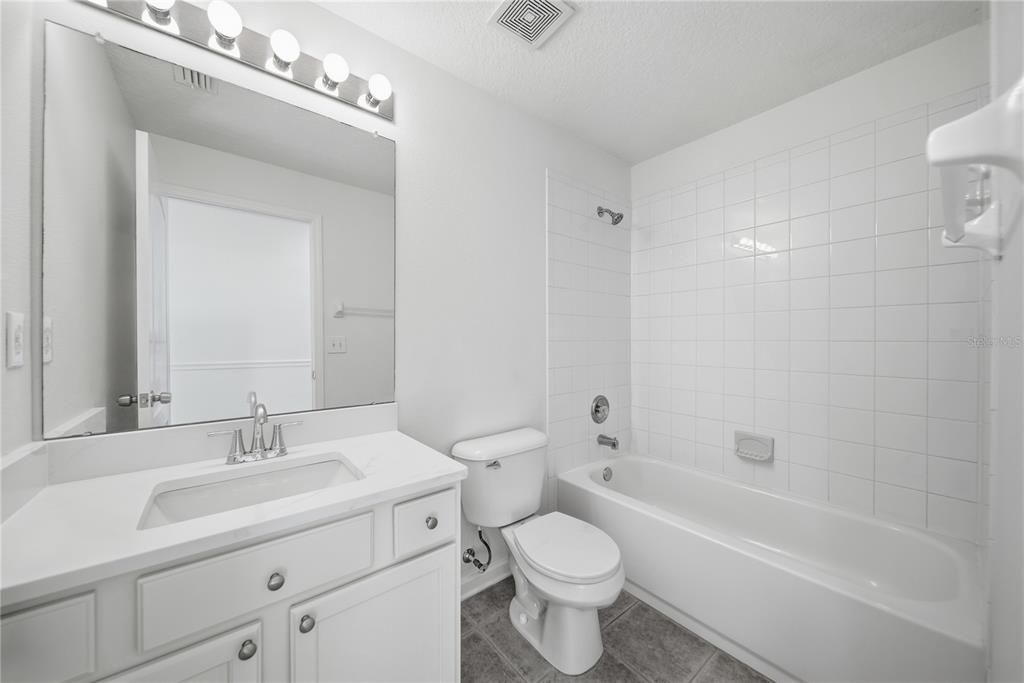 Activo con contrato: $399,999 (4 camas, 2 baños, 1956 Pies cuadrados)