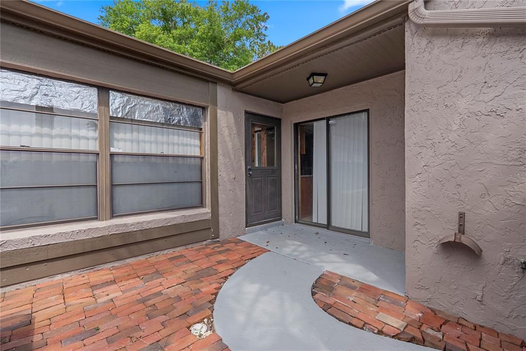 For Sale: $299,900 (2 beds, 2 baths, 1296 Square Feet)