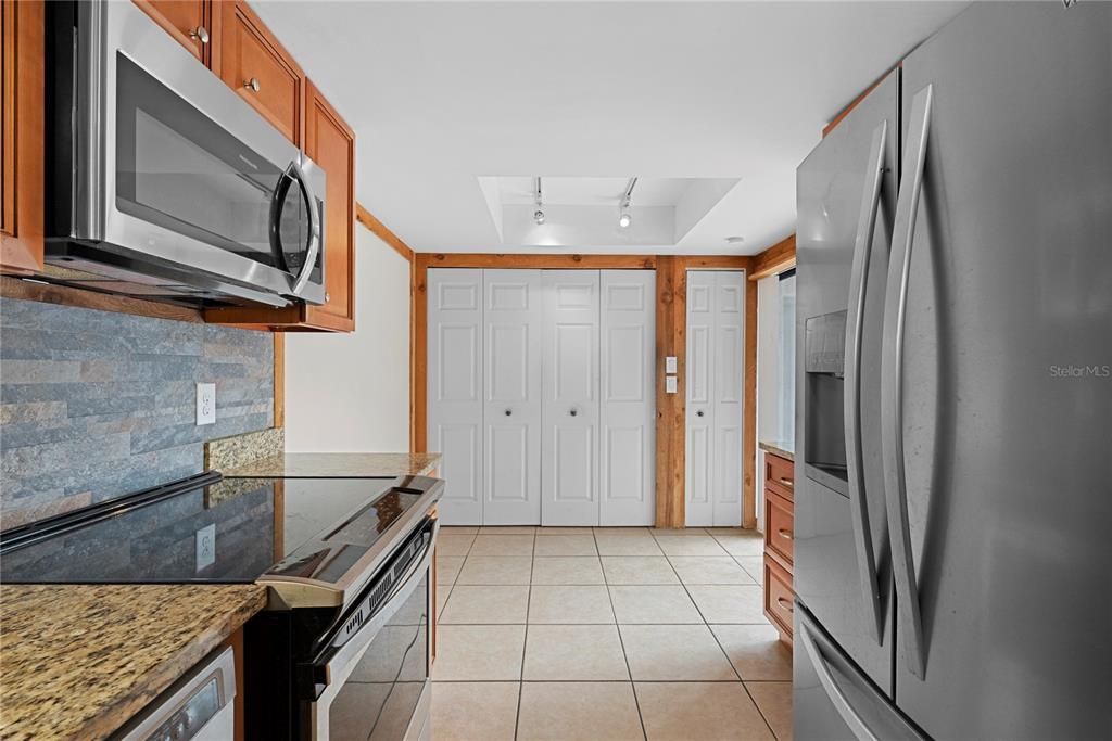 For Sale: $299,900 (2 beds, 2 baths, 1296 Square Feet)
