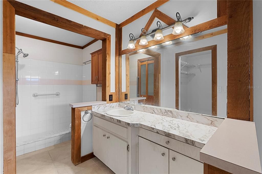 For Sale: $299,900 (2 beds, 2 baths, 1296 Square Feet)