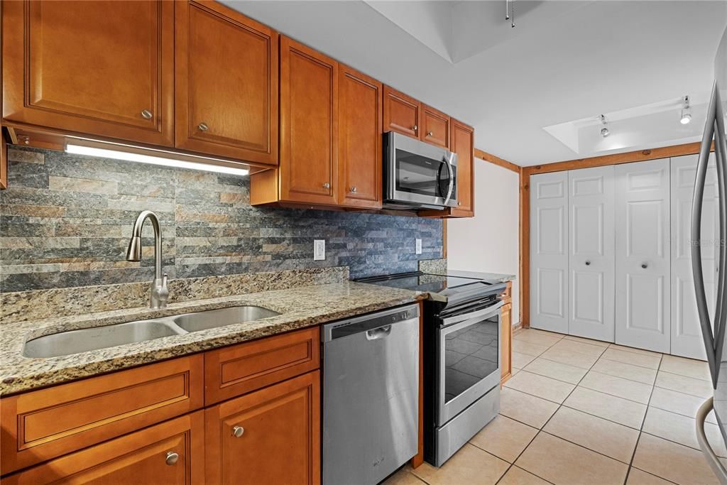 For Sale: $299,900 (2 beds, 2 baths, 1296 Square Feet)
