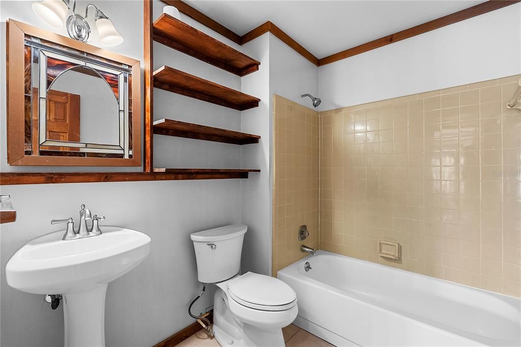For Sale: $299,900 (2 beds, 2 baths, 1296 Square Feet)