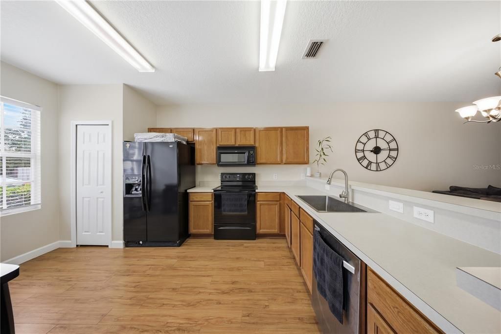 For Sale: $235,000 (3 beds, 2 baths, 1596 Square Feet)