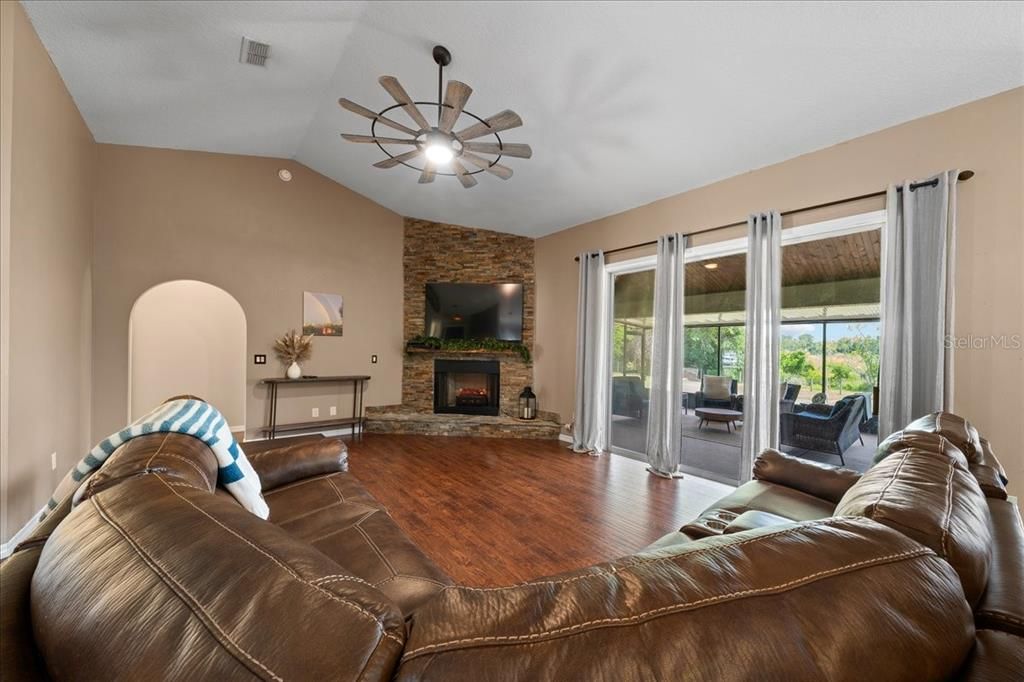 For Sale: $569,900 (3 beds, 2 baths, 2208 Square Feet)