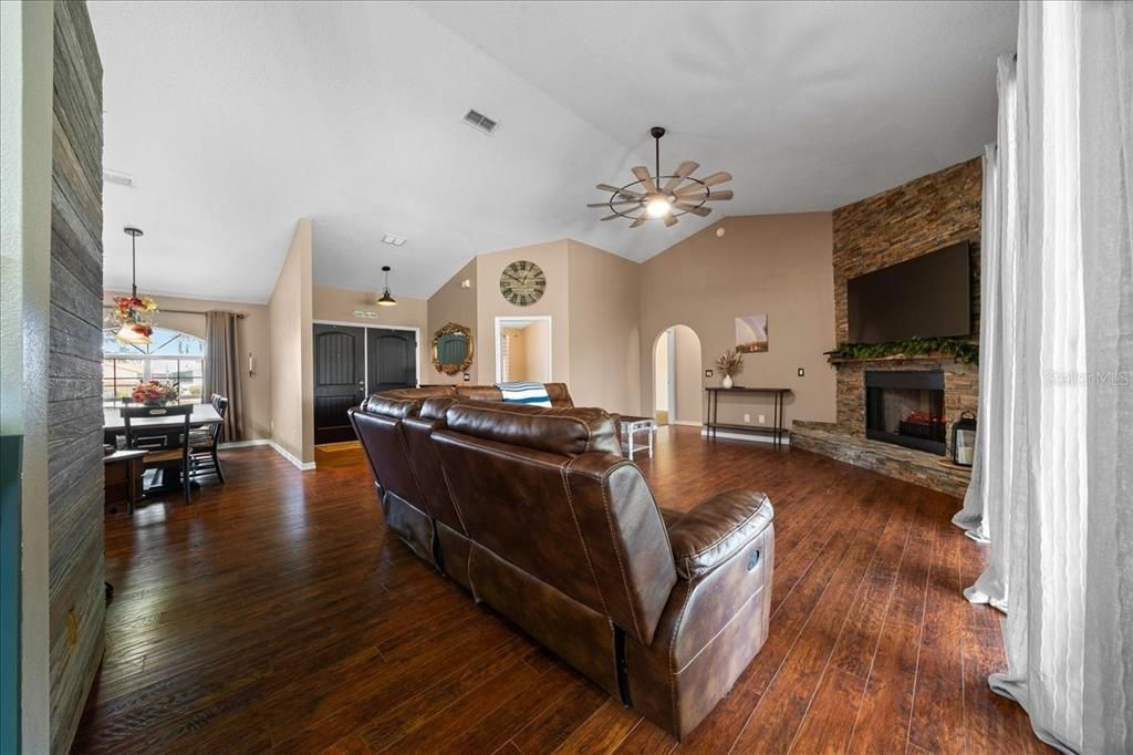For Sale: $569,900 (3 beds, 2 baths, 2208 Square Feet)