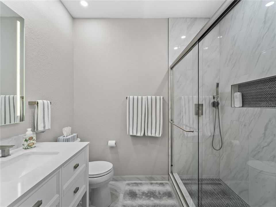For Sale: $174,500 (2 beds, 2 baths, 949 Square Feet)