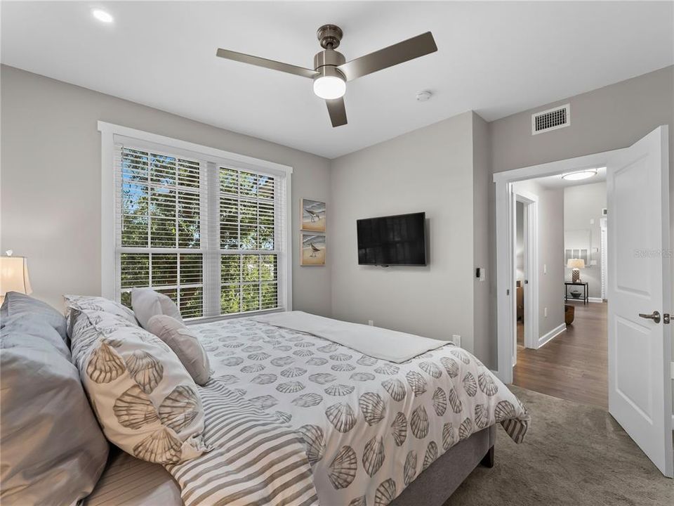 For Sale: $174,500 (2 beds, 2 baths, 949 Square Feet)
