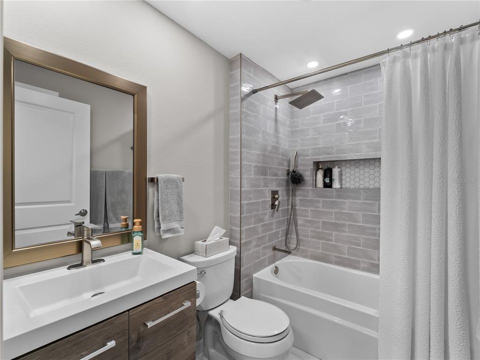 For Sale: $174,500 (2 beds, 2 baths, 949 Square Feet)