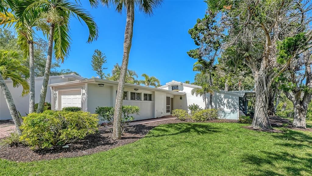 Active With Contract: $640,000 (3 beds, 2 baths, 1327 Square Feet)