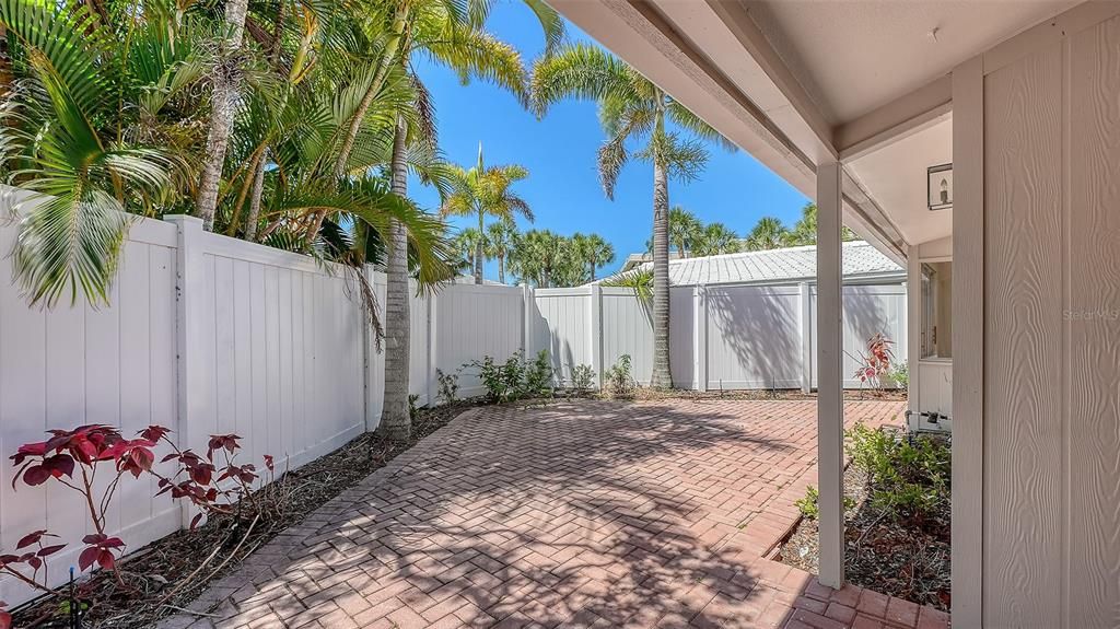 Active With Contract: $640,000 (3 beds, 2 baths, 1327 Square Feet)