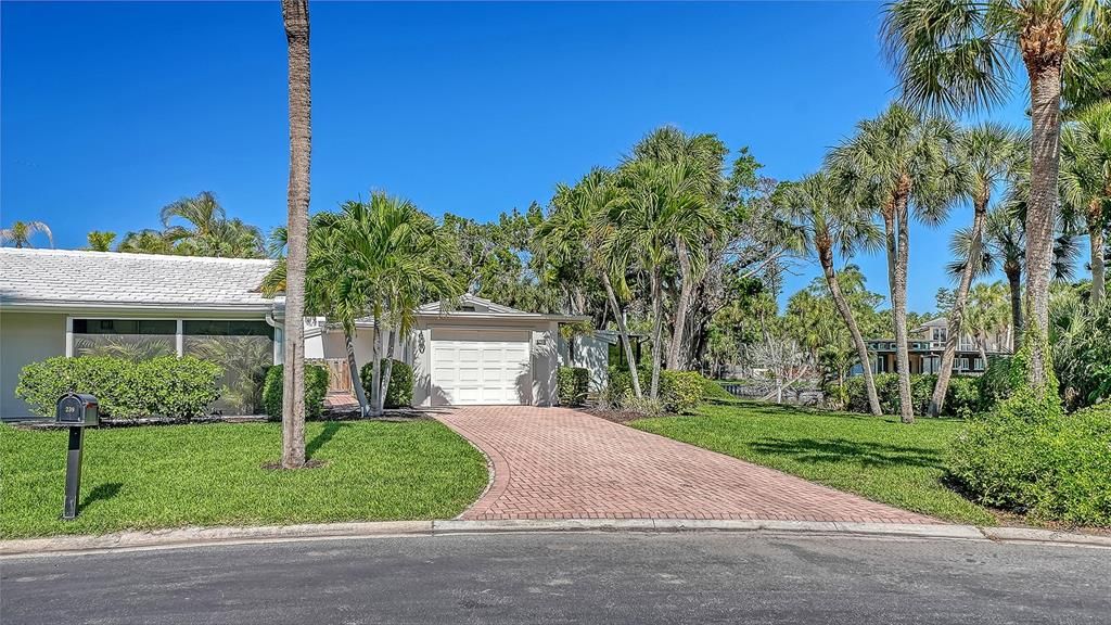 Active With Contract: $640,000 (3 beds, 2 baths, 1327 Square Feet)
