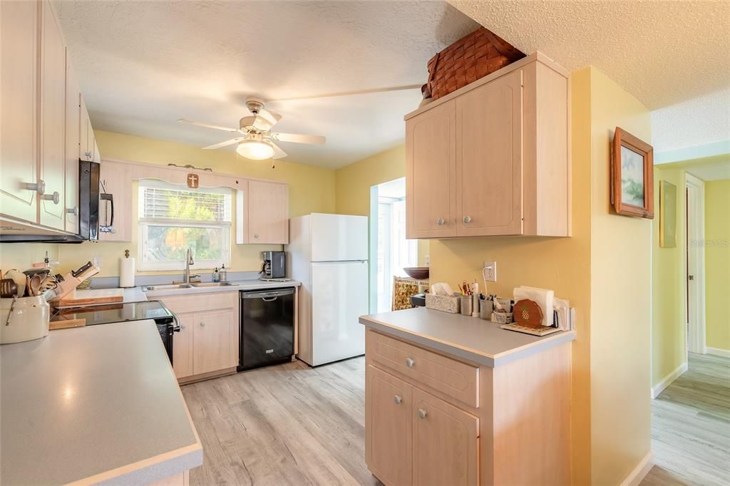 На продажу: $449,900 (2 спален, 2 ванн, 1130 Квадратных фут)