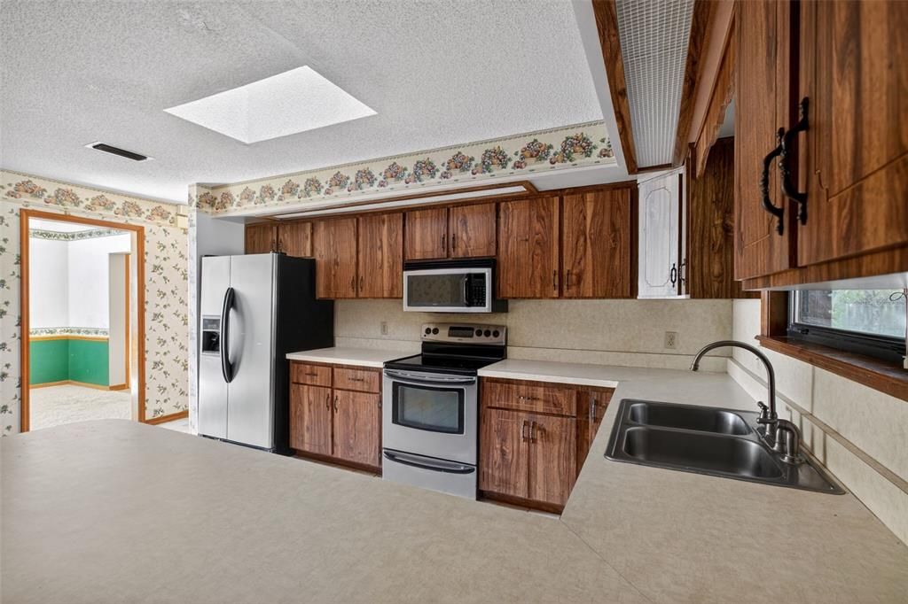Active With Contract: $315,000 (3 beds, 2 baths, 1944 Square Feet)