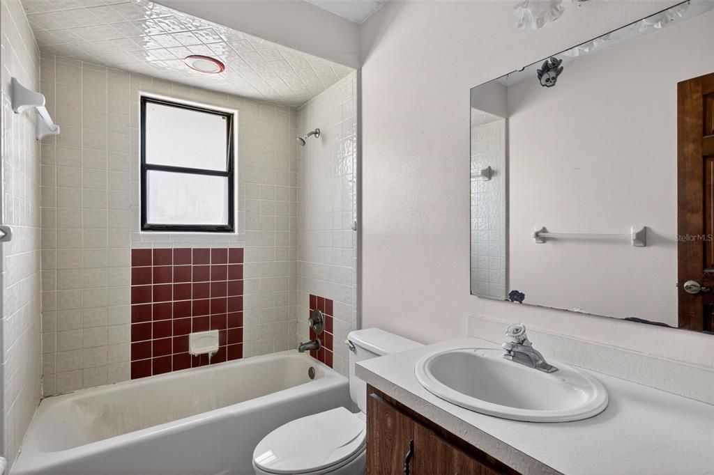 Active With Contract: $315,000 (3 beds, 2 baths, 1944 Square Feet)