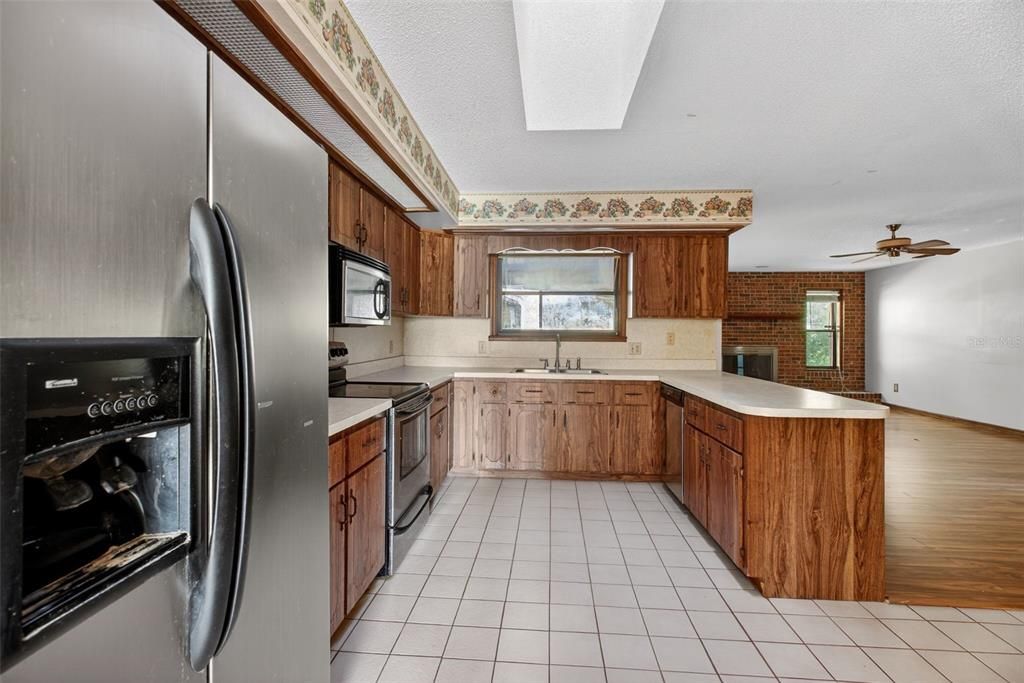 Active With Contract: $315,000 (3 beds, 2 baths, 1944 Square Feet)