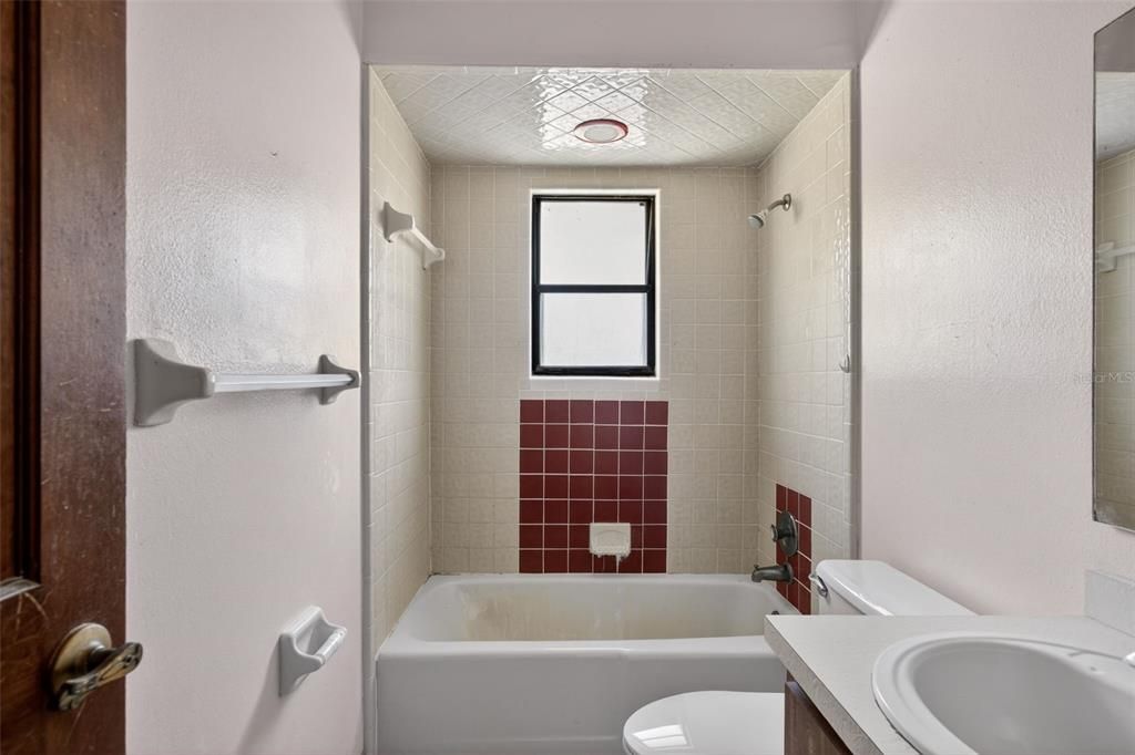Active With Contract: $315,000 (3 beds, 2 baths, 1944 Square Feet)