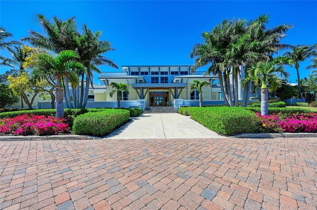 For Sale: $799,000 (3 beds, 3 baths, 1664 Square Feet)