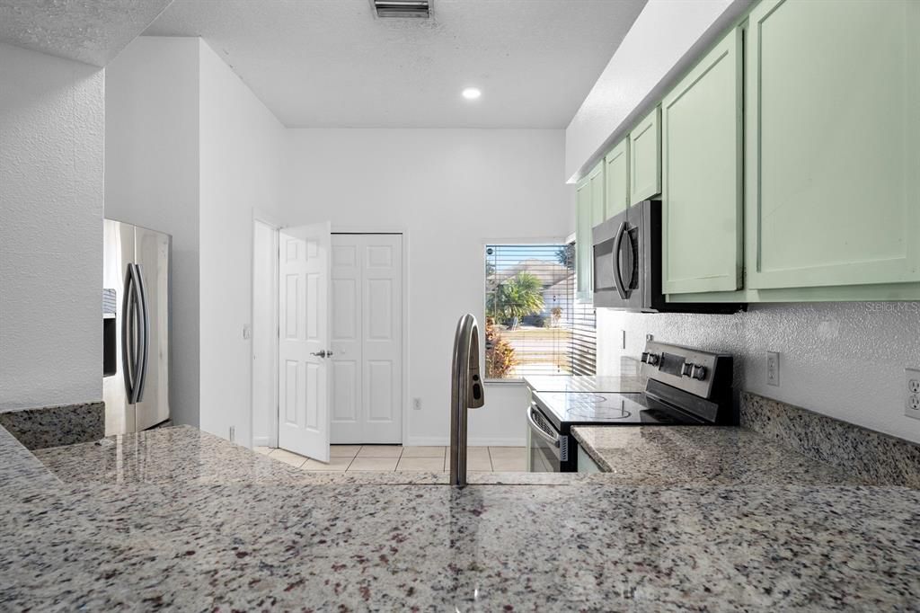 En Venta: $335,000 (4 camas, 2 baños, 1562 Pies cuadrados)