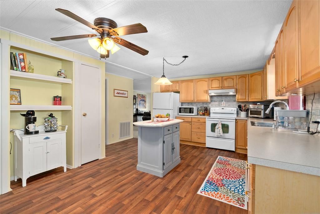 На продажу: $179,900 (2 спален, 2 ванн, 1538 Квадратных фут)
