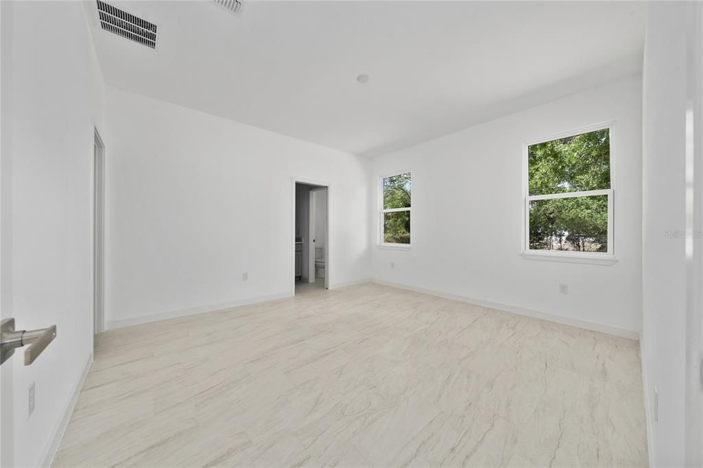 合同活跃: $389,900 (3 贝兹, 2 浴室, 1592 平方英尺)