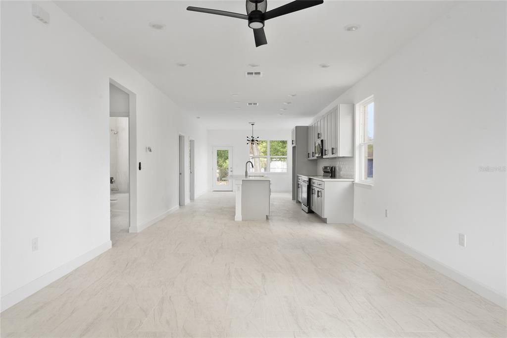 合同活跃: $389,900 (3 贝兹, 2 浴室, 1592 平方英尺)