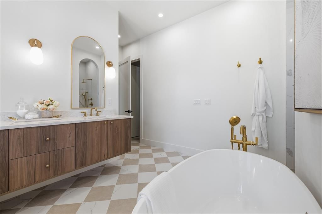 Activo con contrato: $1,395,000 (4 camas, 3 baños, 2916 Pies cuadrados)