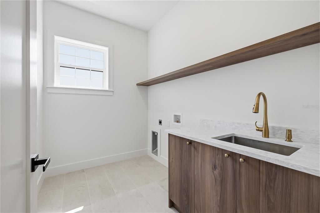 Activo con contrato: $1,395,000 (4 camas, 3 baños, 2916 Pies cuadrados)