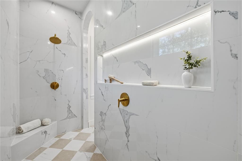 Activo con contrato: $1,395,000 (4 camas, 3 baños, 2916 Pies cuadrados)