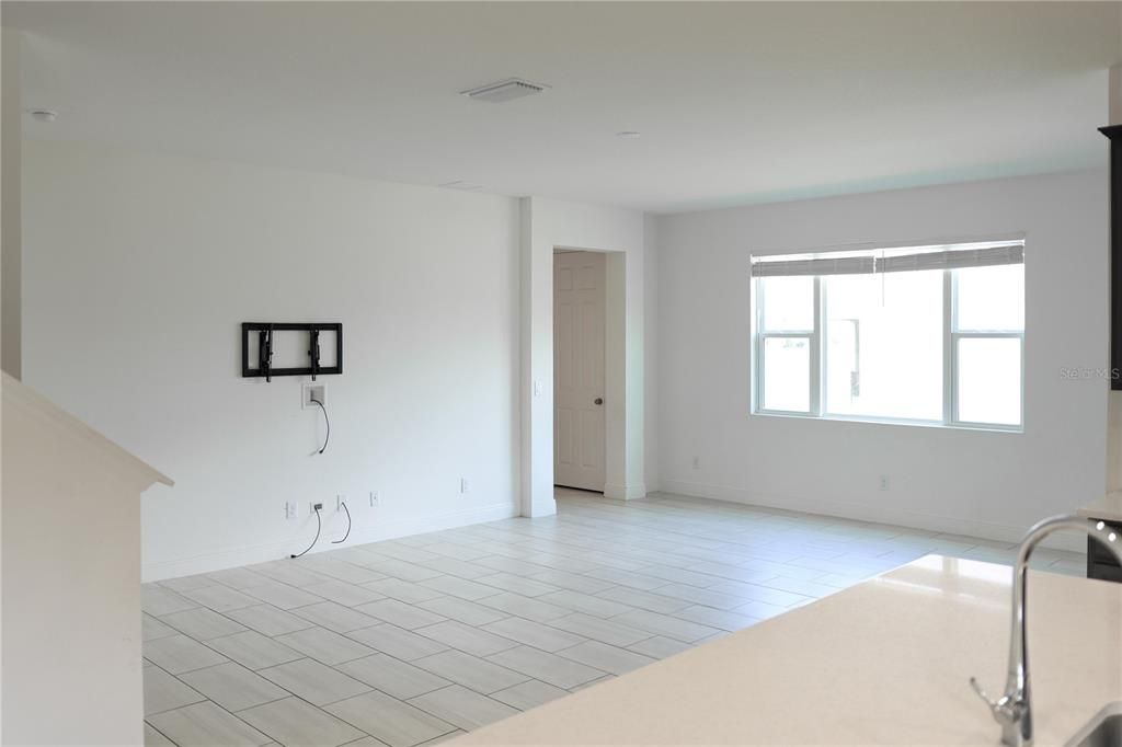 Activo con contrato: $515,000 (5 camas, 3 baños, 3170 Pies cuadrados)