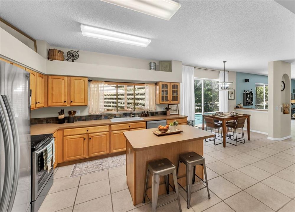 En Venta: $799,900 (4 camas, 2 baños, 3720 Pies cuadrados)