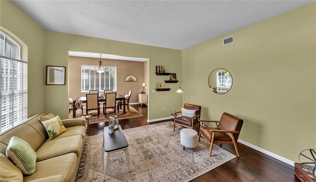 En Venta: $799,900 (4 camas, 2 baños, 3720 Pies cuadrados)