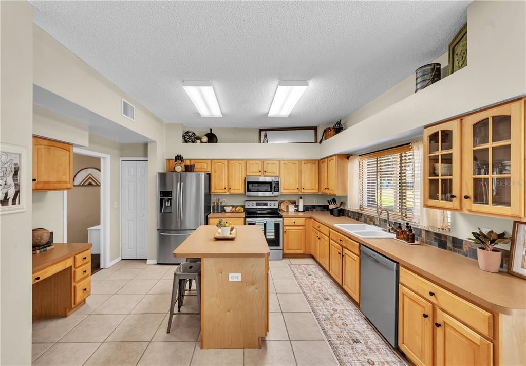 En Venta: $799,900 (4 camas, 2 baños, 3720 Pies cuadrados)