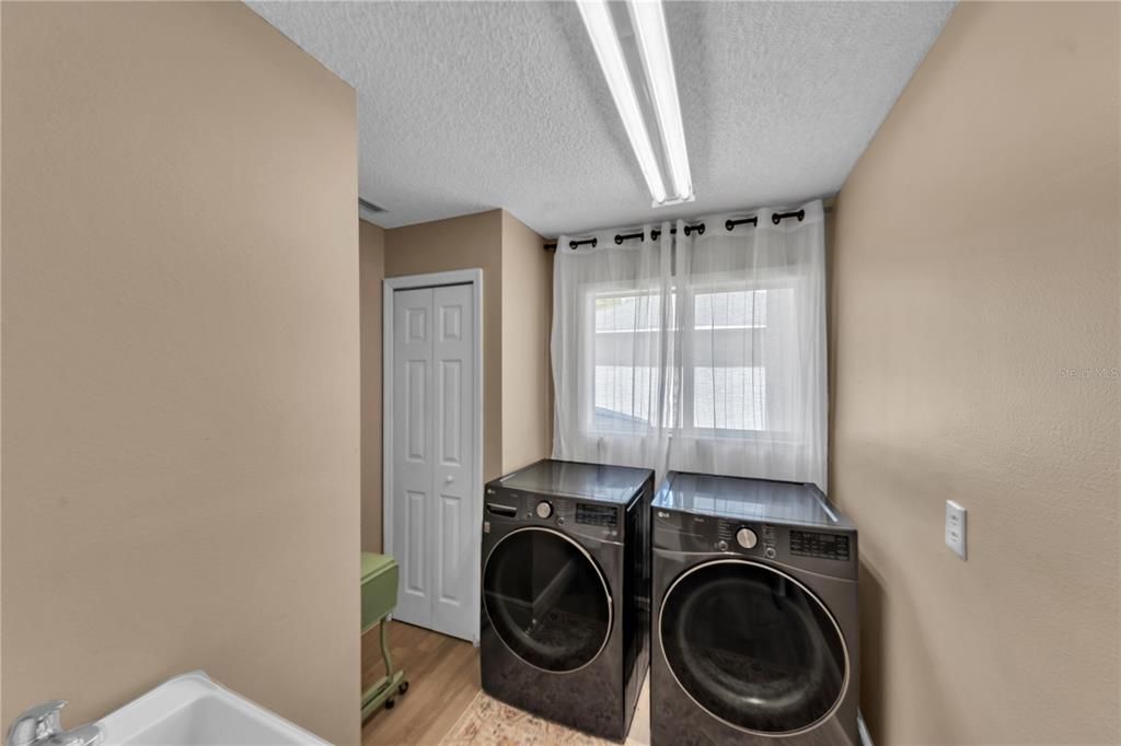 En Venta: $799,900 (4 camas, 2 baños, 3720 Pies cuadrados)