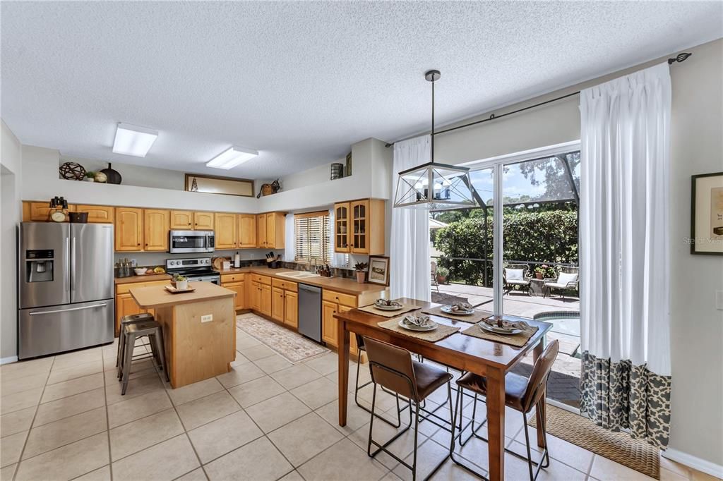 En Venta: $799,900 (4 camas, 2 baños, 3720 Pies cuadrados)