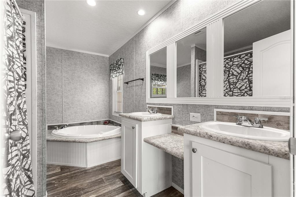 Active With Contract: $330,000 (3 beds, 2 baths, 1456 Square Feet)