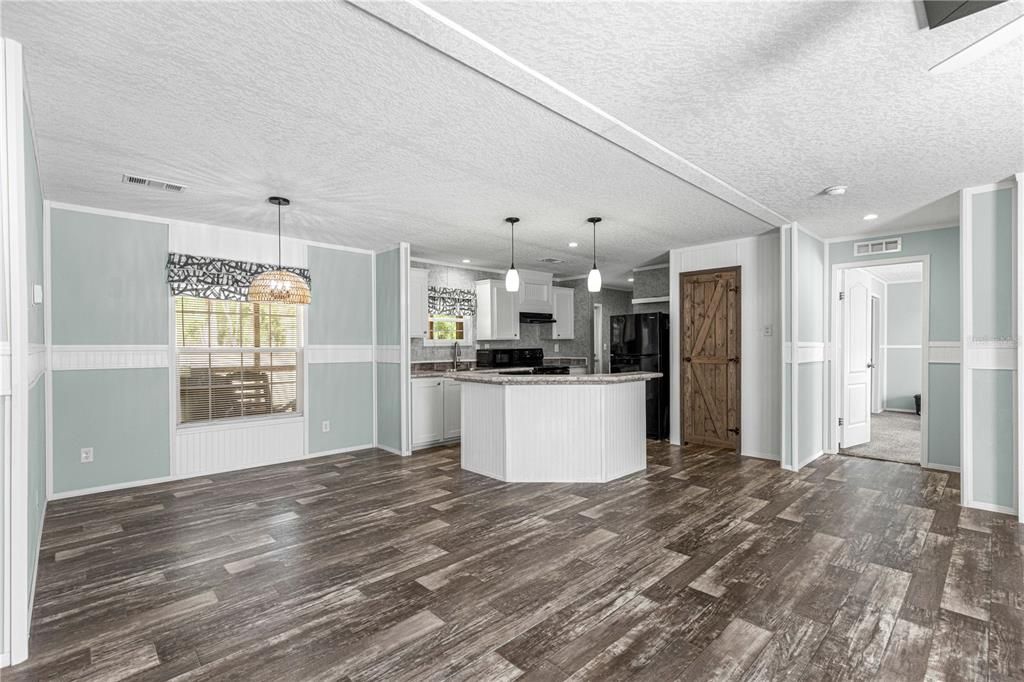 Active With Contract: $330,000 (3 beds, 2 baths, 1456 Square Feet)