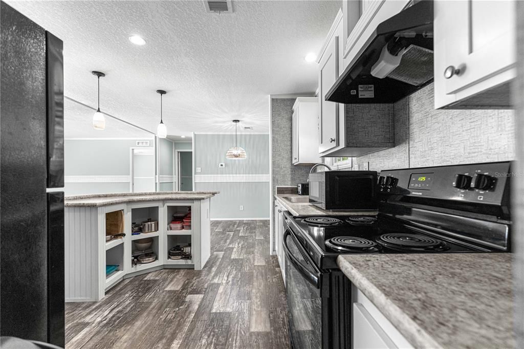 Active With Contract: $330,000 (3 beds, 2 baths, 1456 Square Feet)