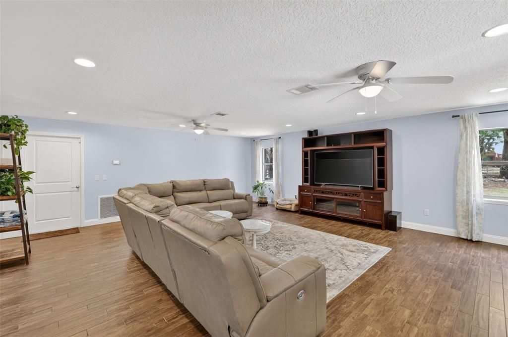 For Sale: $760,000 (4 beds, 2 baths, 3022 Square Feet)