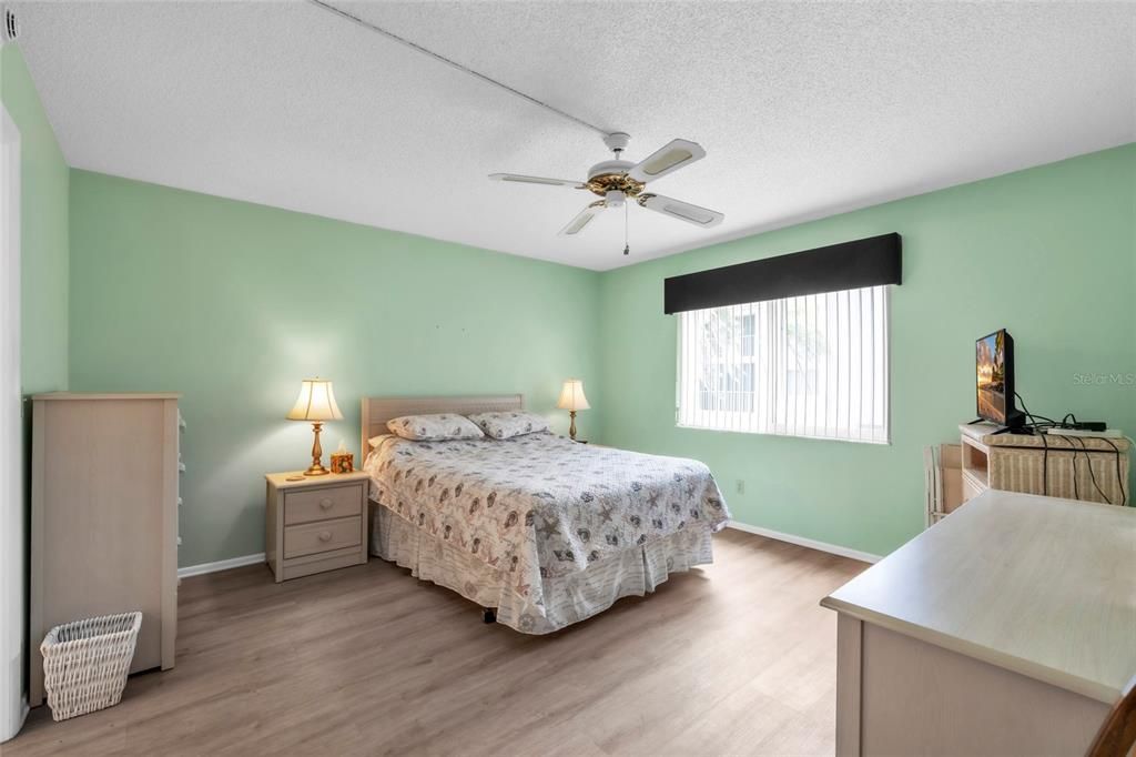 Activo con contrato: $130,000 (2 camas, 2 baños, 930 Pies cuadrados)