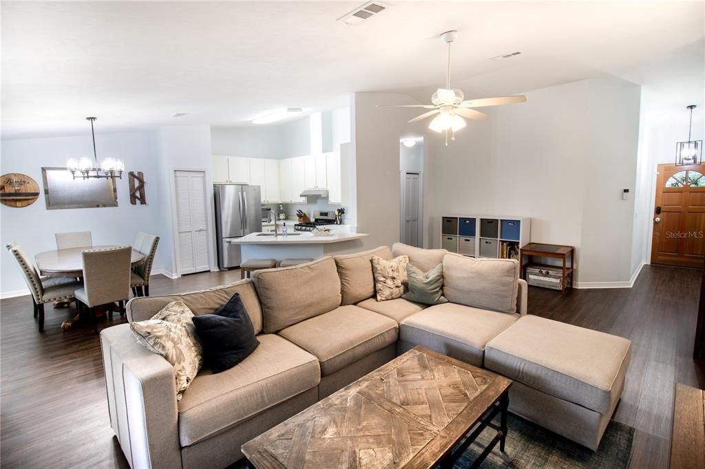 Active With Contract: $314,900 (3 beds, 2 baths, 1364 Square Feet)
