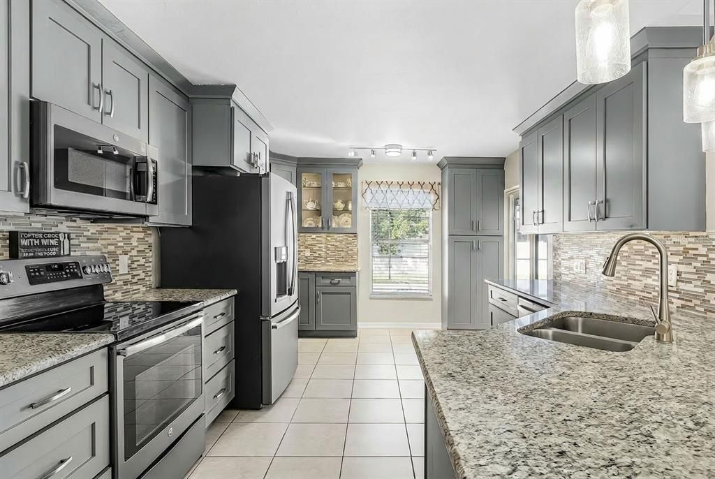Active With Contract: $379,900 (3 beds, 2 baths, 1549 Square Feet)