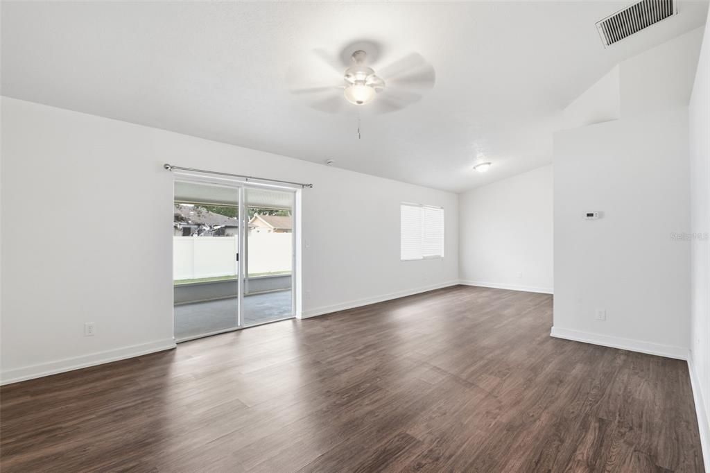 Activo con contrato: $289,900 (3 camas, 2 baños, 1301 Pies cuadrados)