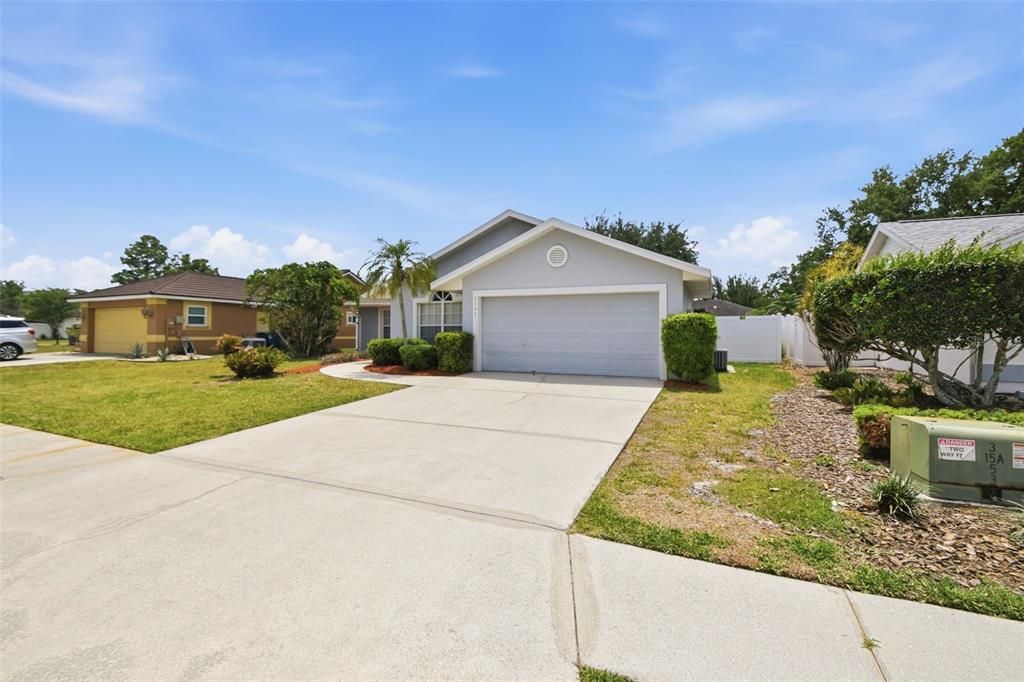 Activo con contrato: $289,900 (3 camas, 2 baños, 1301 Pies cuadrados)