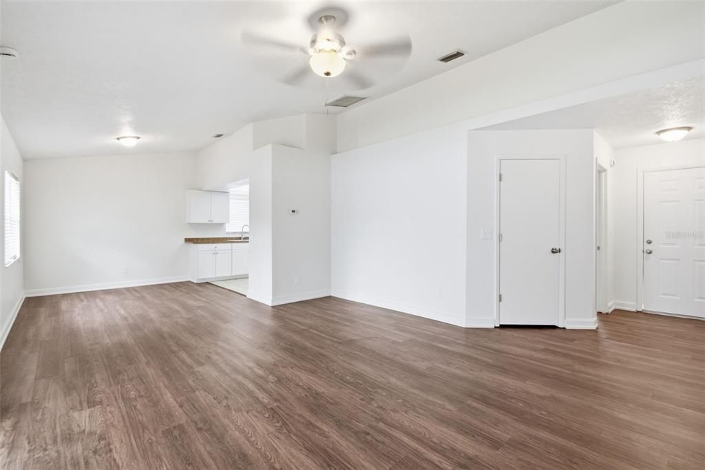 Activo con contrato: $289,900 (3 camas, 2 baños, 1301 Pies cuadrados)