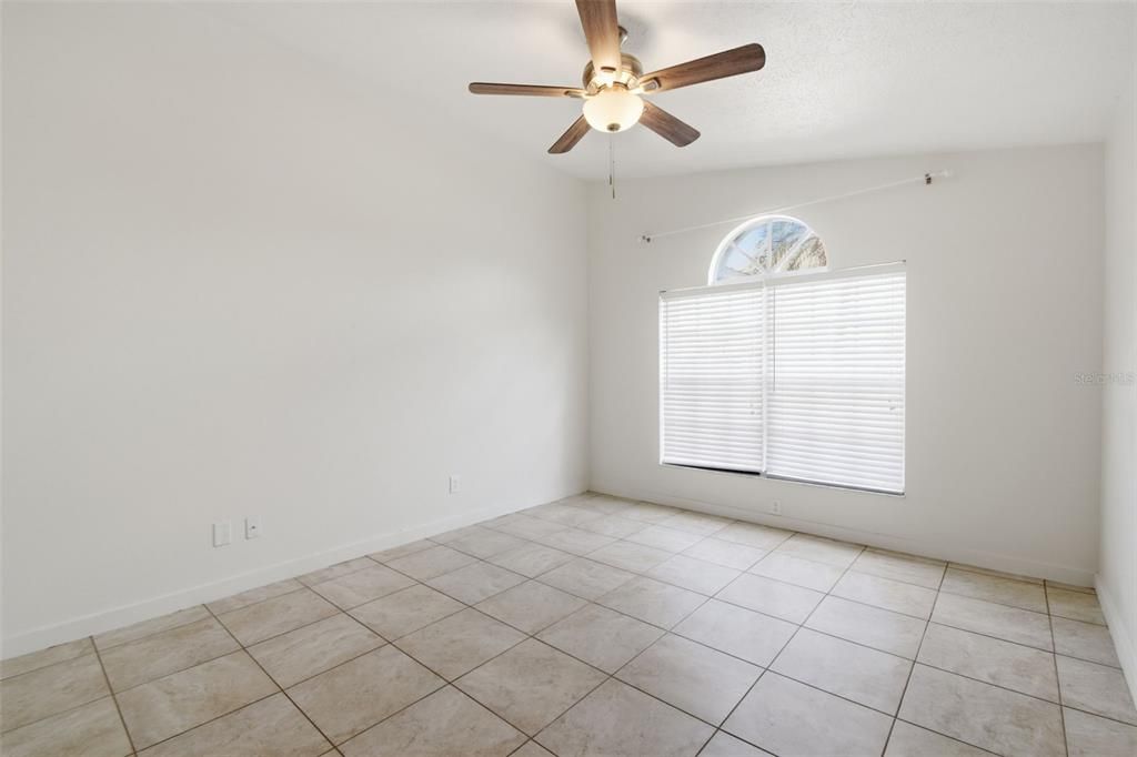 Activo con contrato: $289,900 (3 camas, 2 baños, 1301 Pies cuadrados)