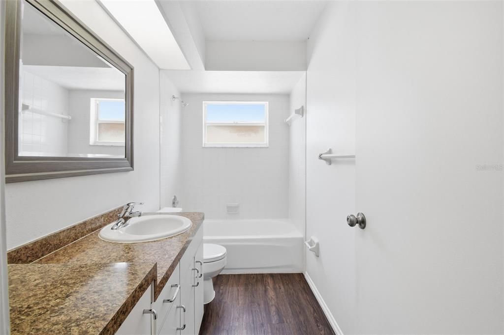 Activo con contrato: $289,900 (3 camas, 2 baños, 1301 Pies cuadrados)