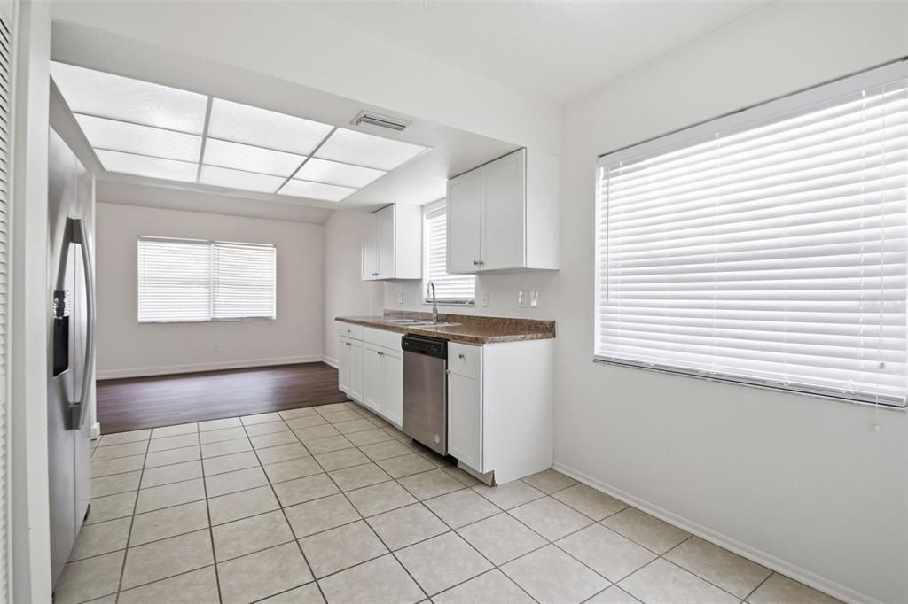 Activo con contrato: $289,900 (3 camas, 2 baños, 1301 Pies cuadrados)
